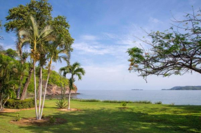 Newly Remodeled Ground-Floor Unit in Flamingo in Front of Beach